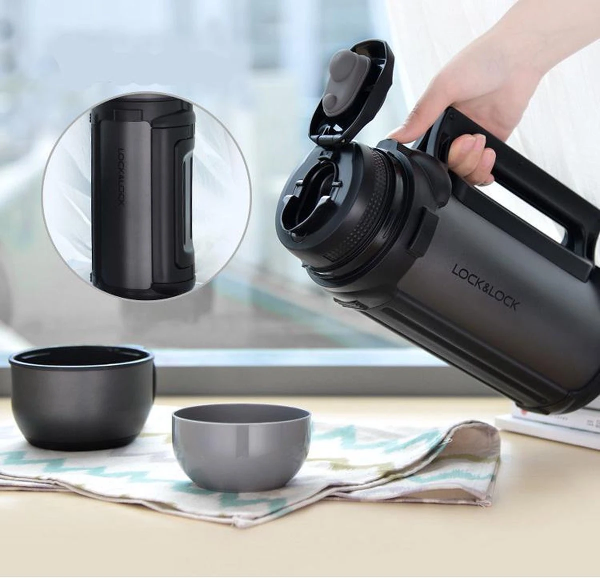 Lock&Lock Thermoskan - Isoleerkan - Thee en Koffie - Lekvrij - 1,5 liter - RVS - Inklapbaar handvat - Zwart Lock&Lock Thermoskan - Isoleerkan - Thee En Koffie - Lekvrij - 1,5 Liter - RVS - Inklapbaar Handvat - Zwart -Heng Kookserie Winkel 1200x1155 3