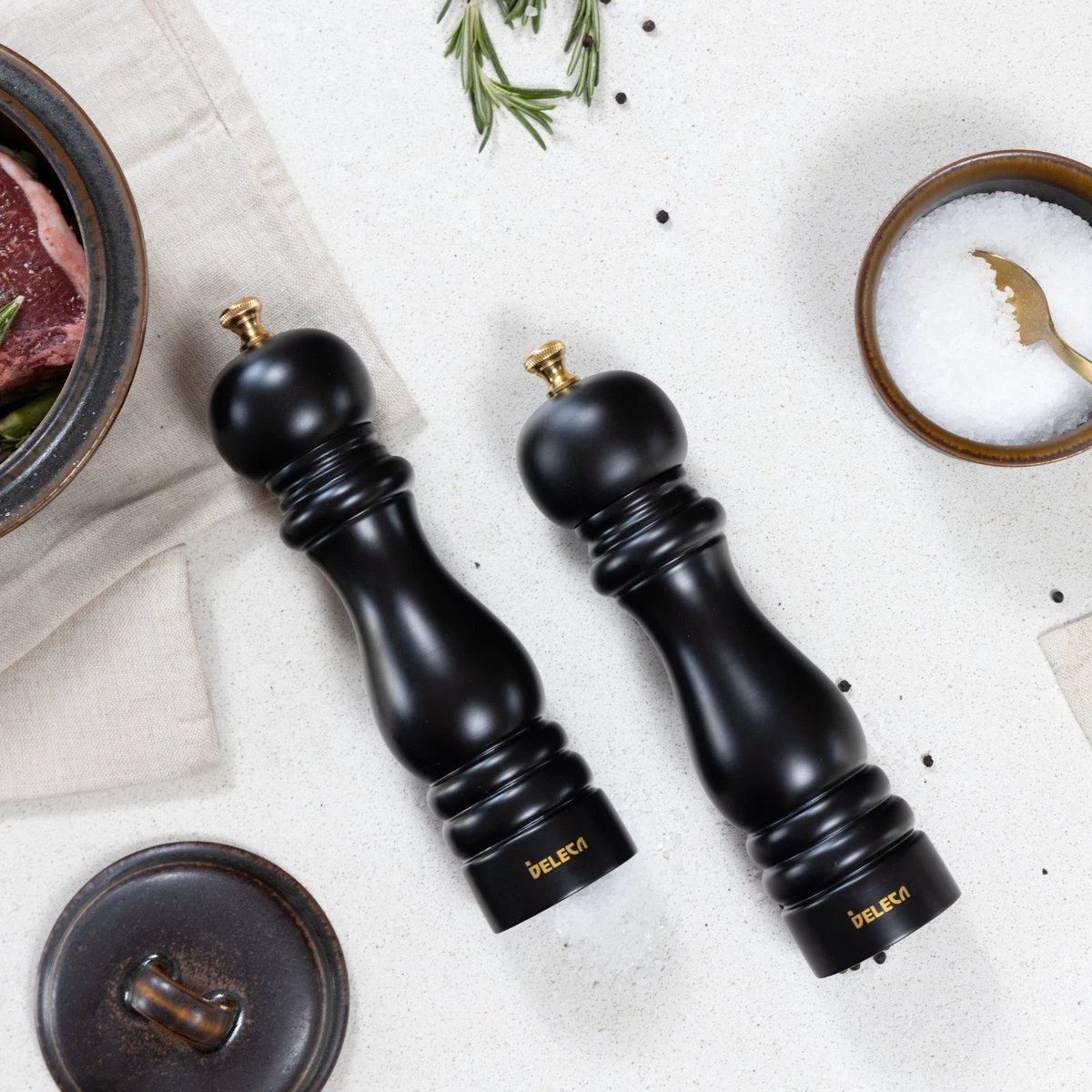 Deleca Luxe Peper en Zoutmolen Set - Met Geschenkdoos - Zout / Pepermolen - Rubberhout - Zwart & Goud Deleca Luxe Peper En Zoutmolen Set - Met Geschenkdoos - Zout / Pepermolen - Rubberhout - Zwart & Goud -Heng Kookserie Winkel 1200x1200 137