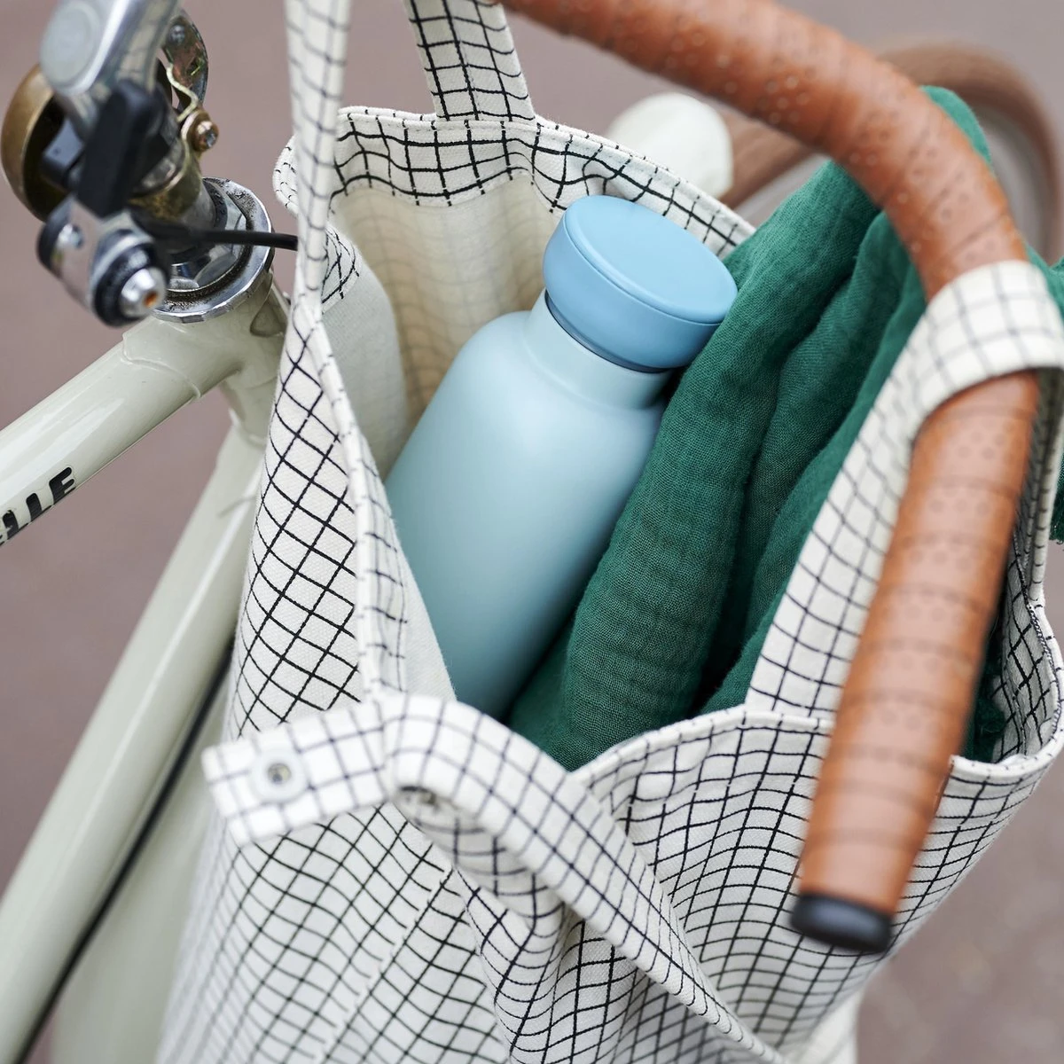 Mepal – Isoleerfles Ellipse 900 ml – houdt je drankje 12 uur warm en 24 uur koud – Natural brushed – Geschikt voor bruiswater – Thermosfles – lekdicht Mepal – Isoleerfles Ellipse 900 Ml – Houdt Je Drankje 12 Uur Warm En 24 Uur Koud – Natural Brushed – Geschikt Voor Bruiswater – Thermosfles – Lekdicht -Heng Kookserie Winkel 1200x1200 199