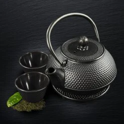 SakuraTea - Theepot Set - 4-delig - Gietijzer - Zwart - 0.8L - 2 Kopjes (100ml) 3 SakuraTea - Theepot Set - 4-delig - Gietijzer - Zwart - 0.8L - 2 Kopjes (100ml) -Heng Kookserie Winkel 1200x1200 264