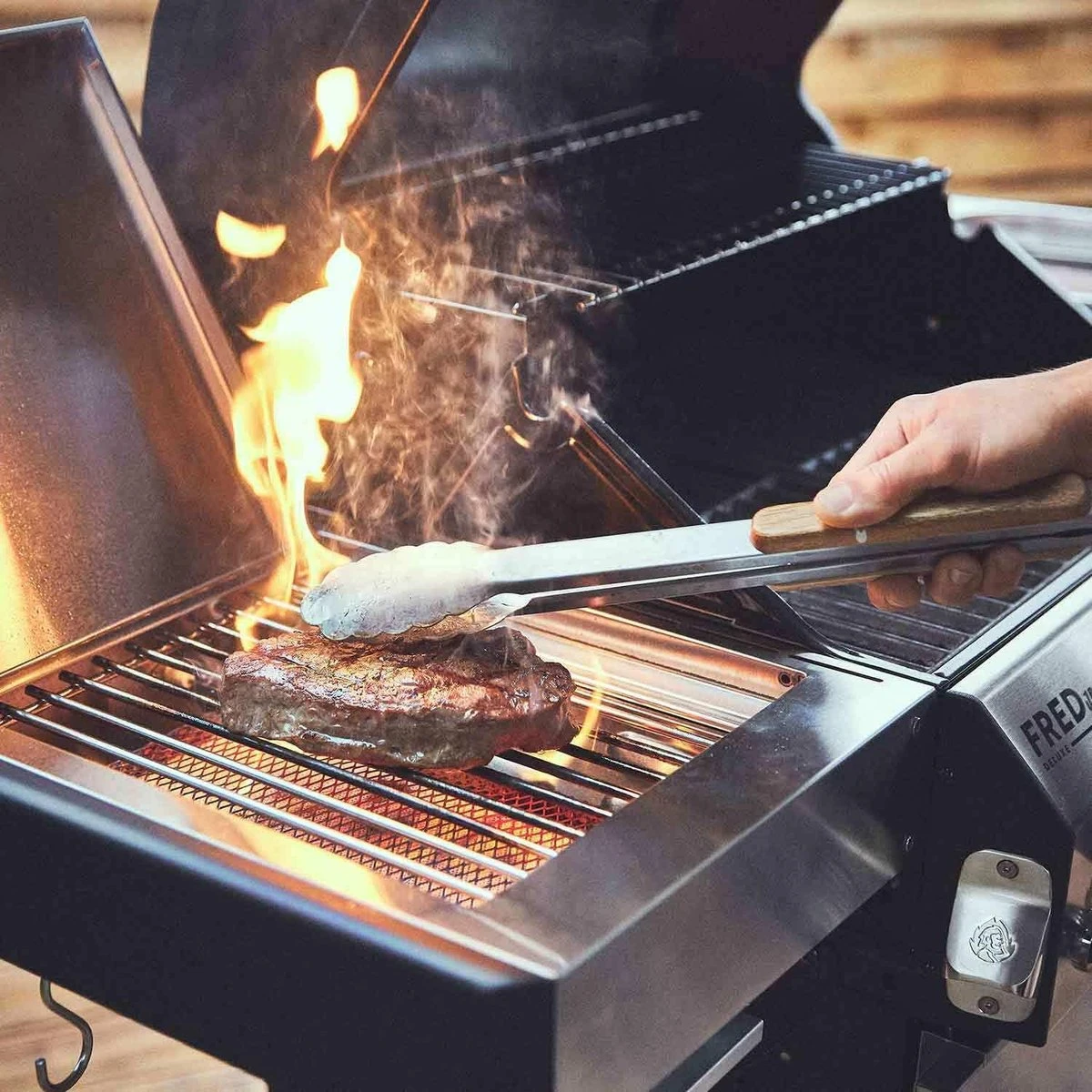 Burnhard Gas BBQ FRED JR. Deluxe - 2 Branders - Incl. Keramische Infraroodbrander & Afdekhoes - Deluxe Burnhard Gas BBQ FRED JR. Deluxe - 2 Branders - Incl. Keramische Infraroodbrander & Afdekhoes - Deluxe -Heng Kookserie Winkel 1200x1200 313