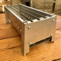 Spiedini Saté-bbq Bali 40 Mini - Kleine, Smalle Houtskoolbarbecue Met Horizontaal Rooster Voor Sate Of Andere Spiesjes - 40 Cm Lang, 11 Cm Breed, 14 Cm Hoog - Ideaal Voor Tuin- Of Open Haard, Of Balkon - Materiaal: Gealuminiseerd Ijzer -Heng Kookserie Winkel 1200x1200 323