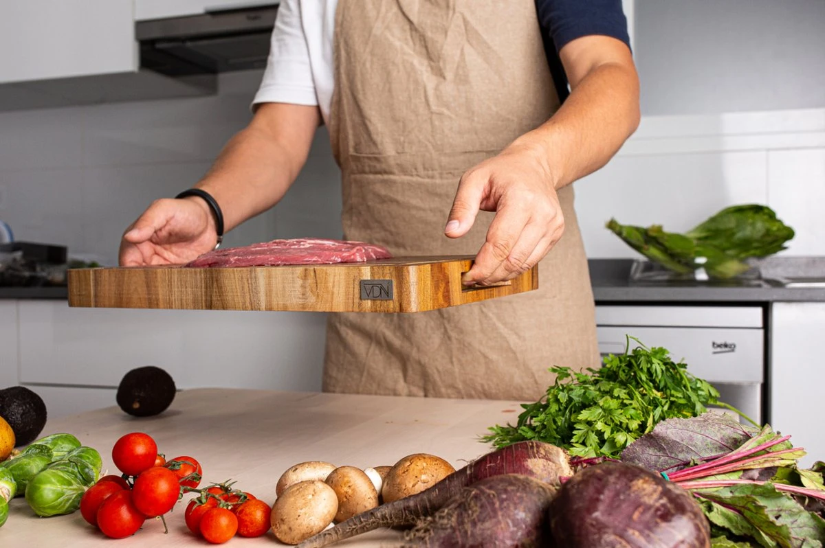 VDN Professionele Snijplank Acacia Hout met Sapgeul en Handvatten – Hakblok 26x38x3.5 cm VDN Professionele Snijplank Acacia Hout Met Sapgeul En Handvatten – Hakblok 26x38x3.5 Cm -Heng Kookserie Winkel 1200x798 4