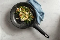 Sola - Fair Cooking Zwart/wit Greblon Anti Aanbaklaag -Heng Kookserie Winkel 1200x800 3